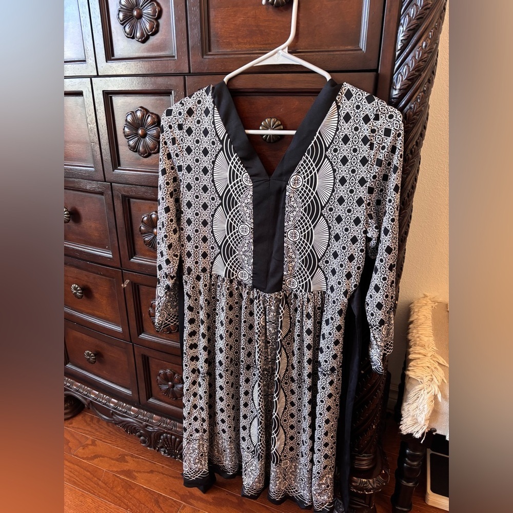 ECI Monochrome Geometric Dress - Picture 3 of 5